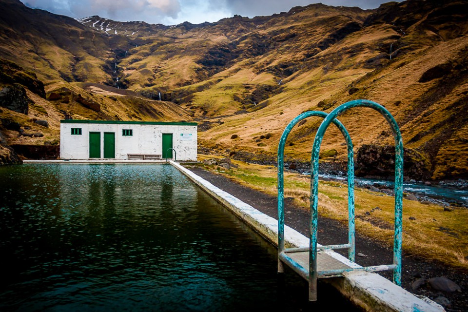 Zpomenutý termální bazén s budkou na převlíkání, ve které se dá i spát. V první místnosti zleva jsem při erupci nechal klíčový prut od stanu.