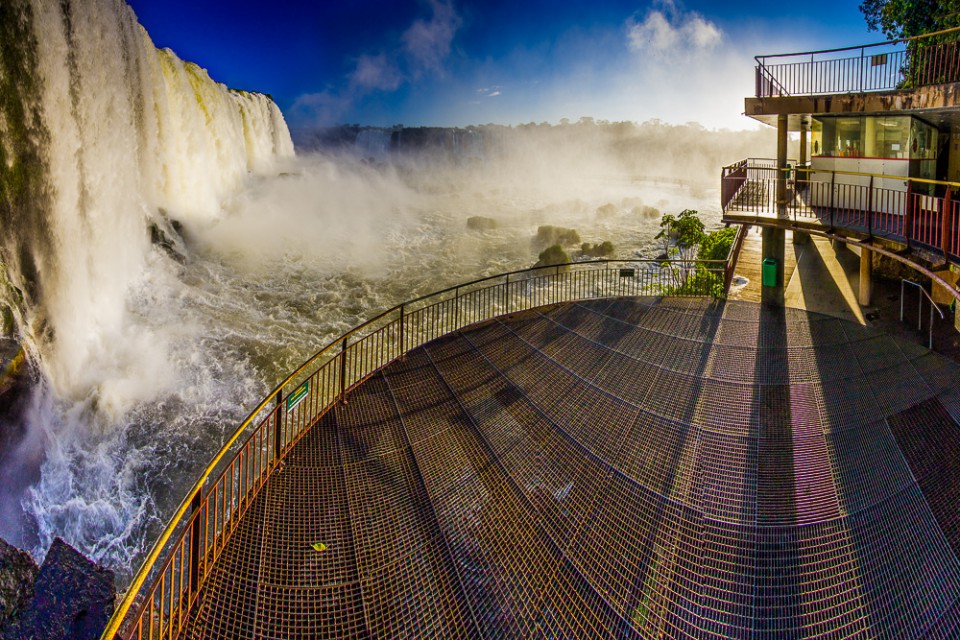 Zapadající slunce na brazilské straně vodopádů. Někdy v tuhle chvíli odjížděl od brány pět kilometrů odsud poslední autobus do Argentiny…